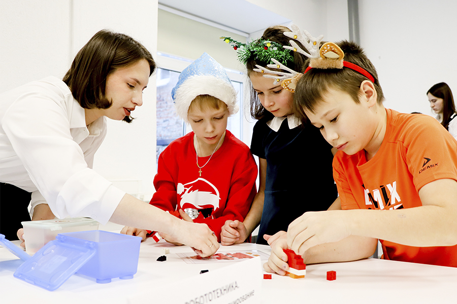 Предуниверсарий ПИШ ОмГТУ провел новогодний турнир для будущих инженеров Предуниверсарий ПИШ ОмГТУ провел новогодний турнир для будущих инженеров