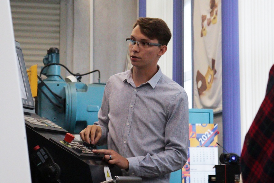 Аспирант ОмГТУ – стипендиат АО «Объединенная двигателестроительная корпорация» Аспирант ОмГТУ – стипендиат АО «Объединенная двигателестроительная корпорация»