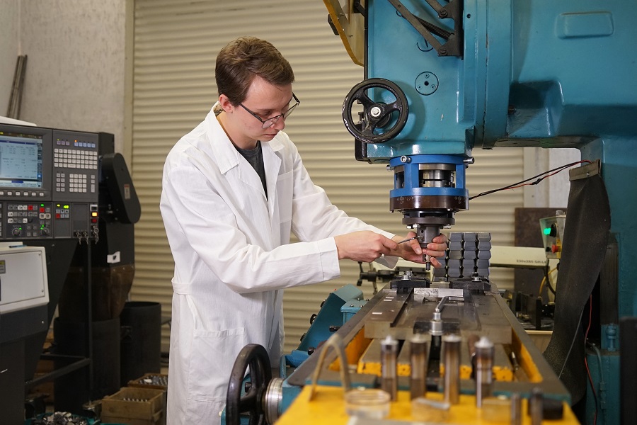 Ректор ОмГТУ Дмитрий Маевский поздравляет с Днем российской науки Ректор ОмГТУ Дмитрий Маевский поздравляет с Днем российской науки