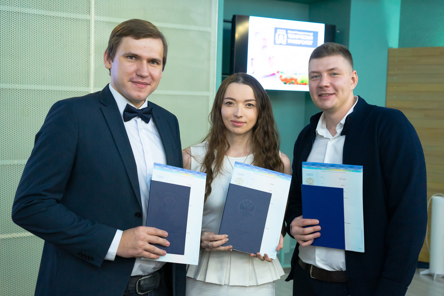 В ОмГТУ прошло вручение дипломов выпускникам аспирантуры В ОмГТУ прошло вручение дипломов выпускникам аспирантуры