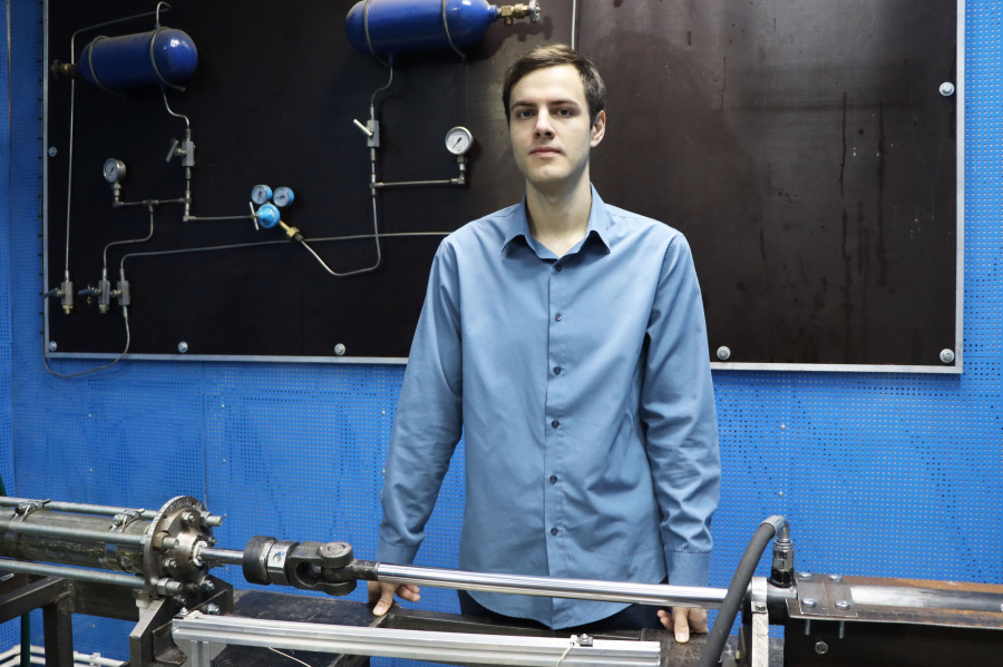 Аспирант университета занимается модернизацией компрессора для холодильных машин Аспирант университета занимается модернизацией компрессора для холодильных машин