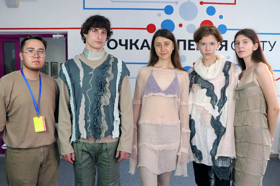 Студент политеха работает над коллекцией из остатков тканей Студент политеха работает над коллекцией из остатков тканей