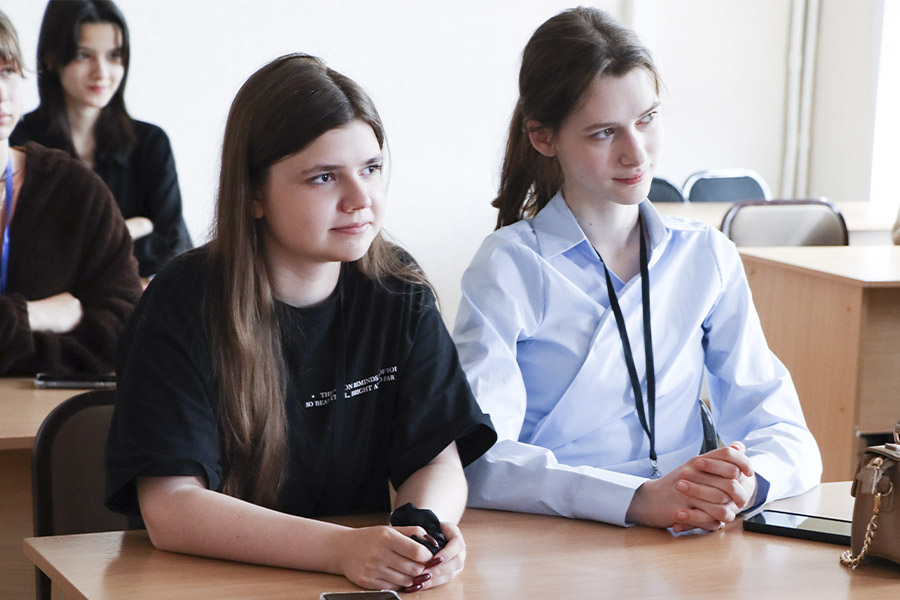 Каникулы с пользой: почти 300 школьников освоили новые навыки в ОмГТУ Каникулы с пользой: почти 300 школьников освоили новые навыки в ОмГТУ