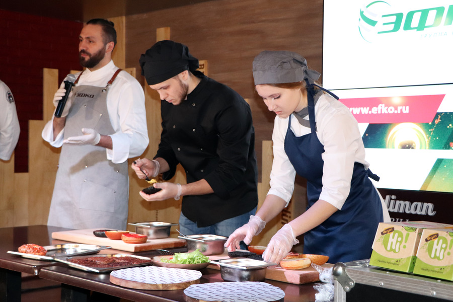 Студенты ОмГТУ приняли участие в мастер-классе по приготовлению бургера с растительным мясом Студенты ОмГТУ приняли участие в мастер-классе по приготовлению бургера с растительным мясом