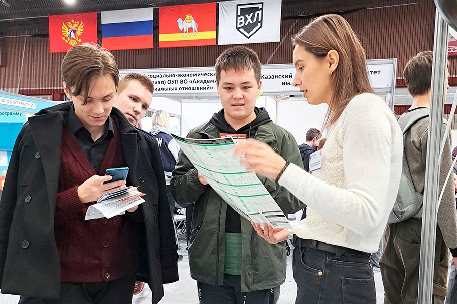 ОмГТУ представил образовательные программы на межрегиональной выставке в Челябинске ОмГТУ представил образовательные программы на межрегиональной выставке в Челябинске