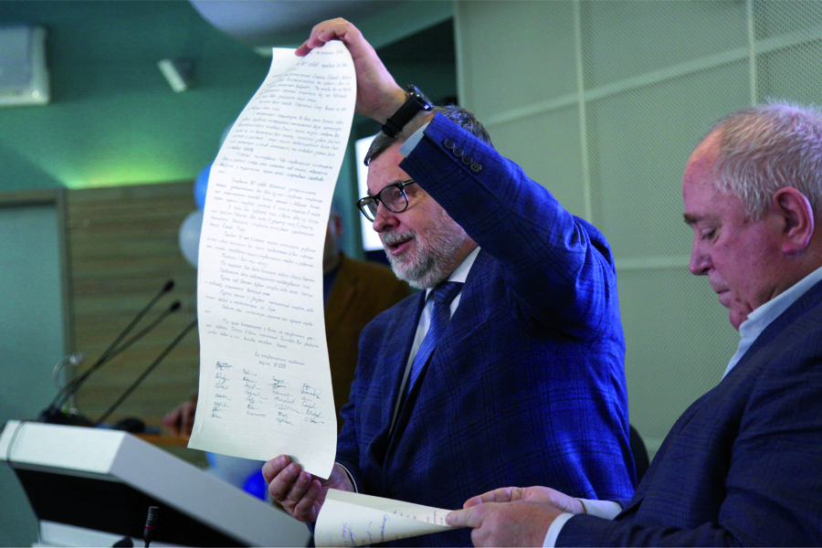 В юбилей ОмГТУ торжественно вскрыли «капсулу времени» - послание потомкам из 1967 года В юбилей ОмГТУ торжественно вскрыли «капсулу времени» - послание потомкам из 1967 года