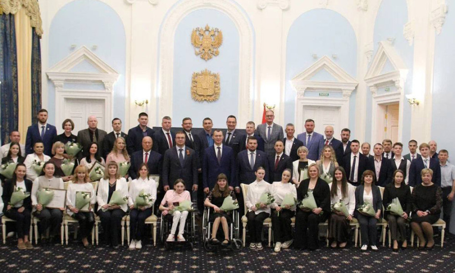 Студента ОмГТУ отметили в Правительстве Омской области за успехи в спорте Студента ОмГТУ отметили в Правительстве Омской области за успехи в спорте