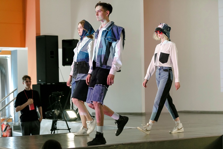 Студентка ОмГТУ создала коллекцию одежды из денима Студентка ОмГТУ создала коллекцию одежды из денима