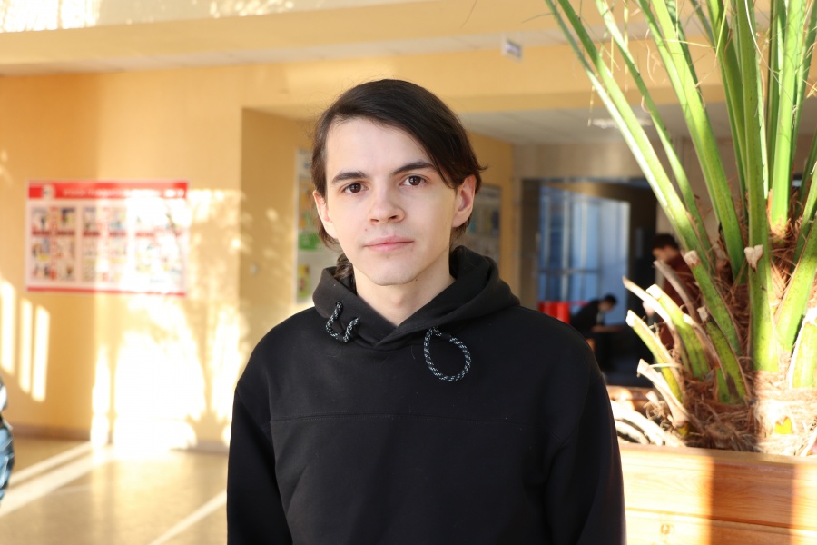 Студент ОмГТУ трудится над разработкой 3D-принтера, печатающего композитными фотополимерными смолами Студент ОмГТУ трудится над разработкой 3D-принтера, печатающего композитными фотополимерными смолами