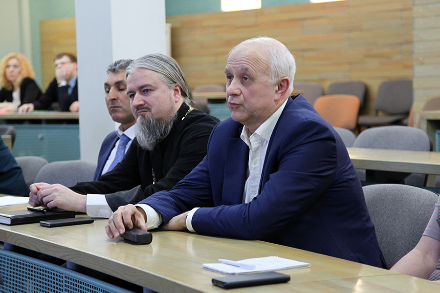 Общественная палата Омской области поднимает вопросы духовно-нравственного воспитания молодежи Общественная палата Омской области поднимает вопросы духовно-нравственного воспитания молодежи