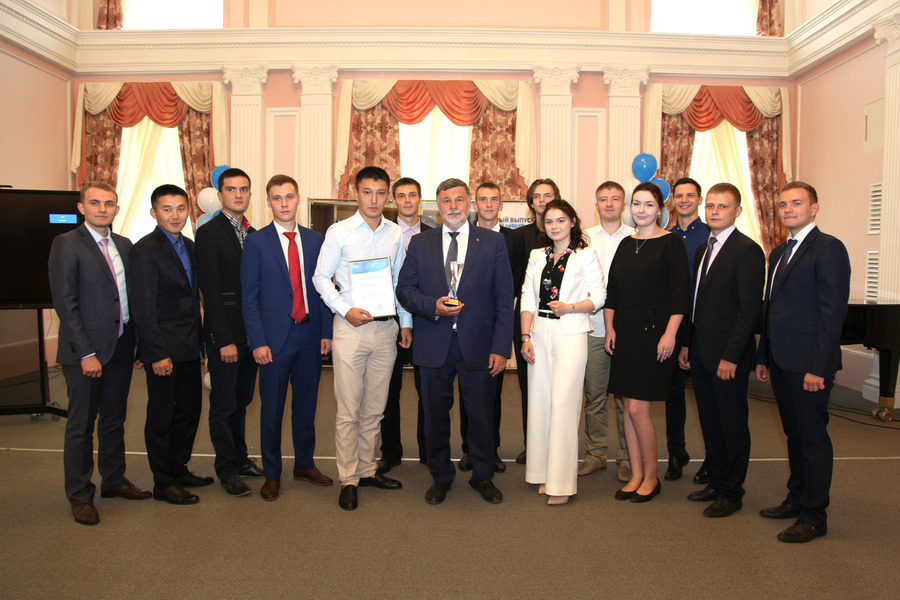 Первый выпуск базовой кафедры ПАО "Газпром нефть" опорного вуза региона Первый выпуск базовой кафедры ПАО "Газпром нефть" опорного вуза региона