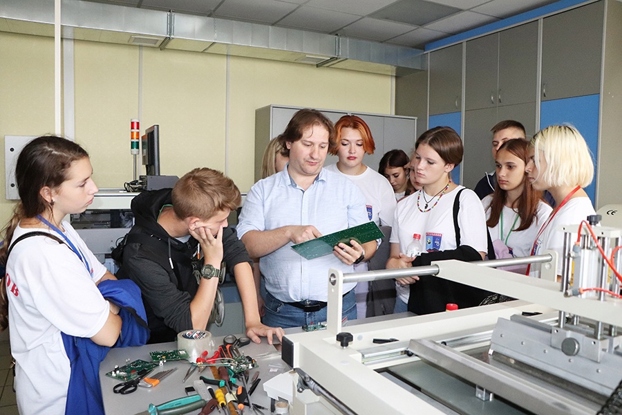 Юнармейцы из Стаханова познакомились с Омским политехом Юнармейцы из Стаханова познакомились с Омским политехом